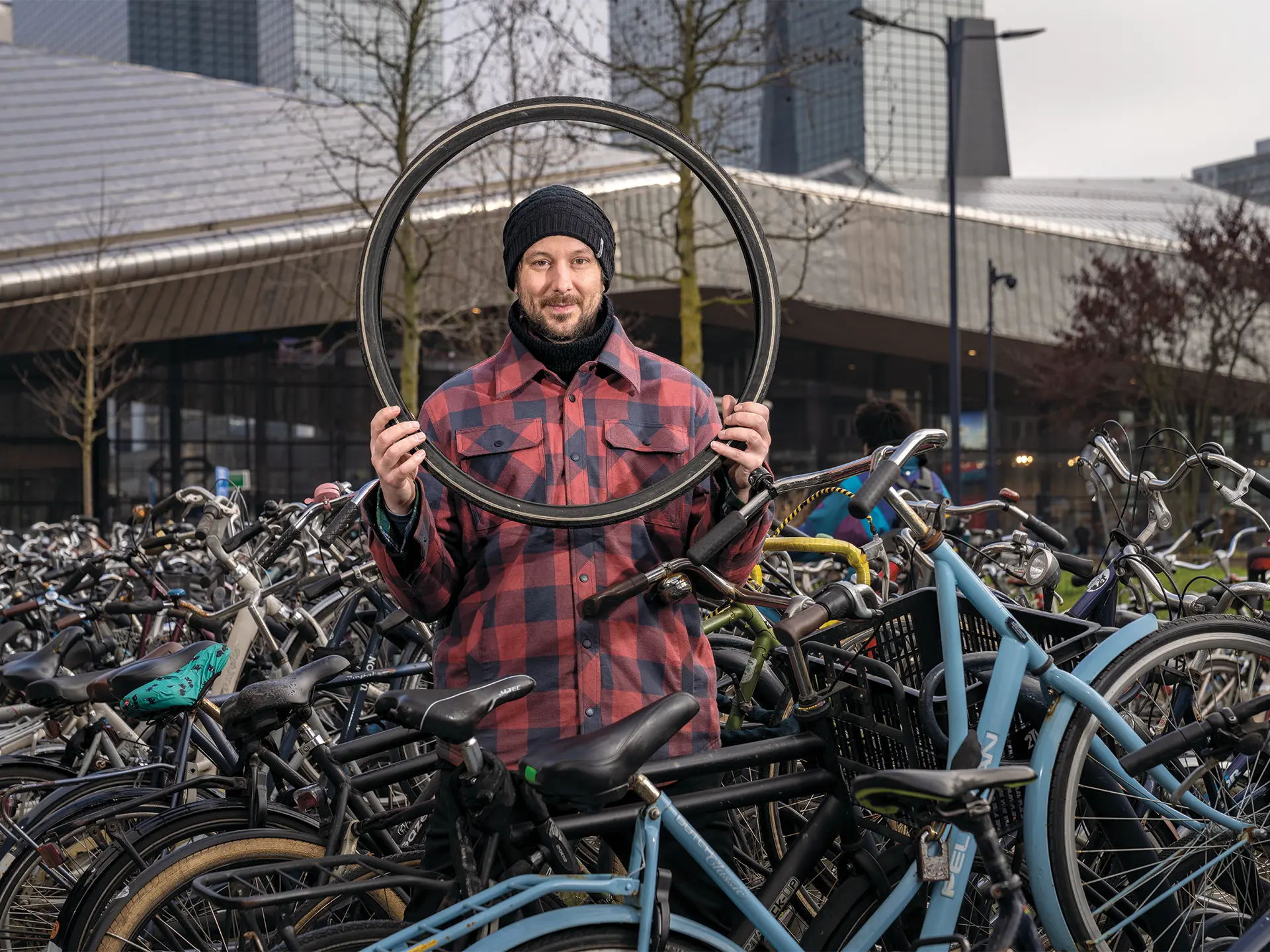 Martin Trčka van Give a Bike tussen fietsen bij Rotterdam Centraal