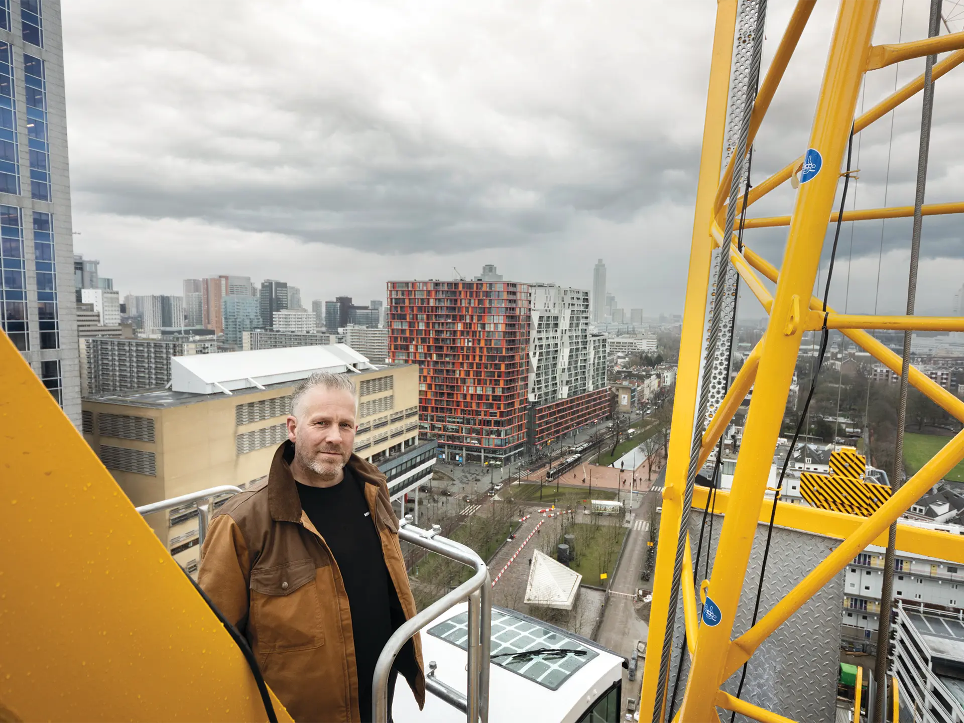 Kraanmachinist Serge Admiraal in een bouwkraan bij The Modernist in Rotterdam