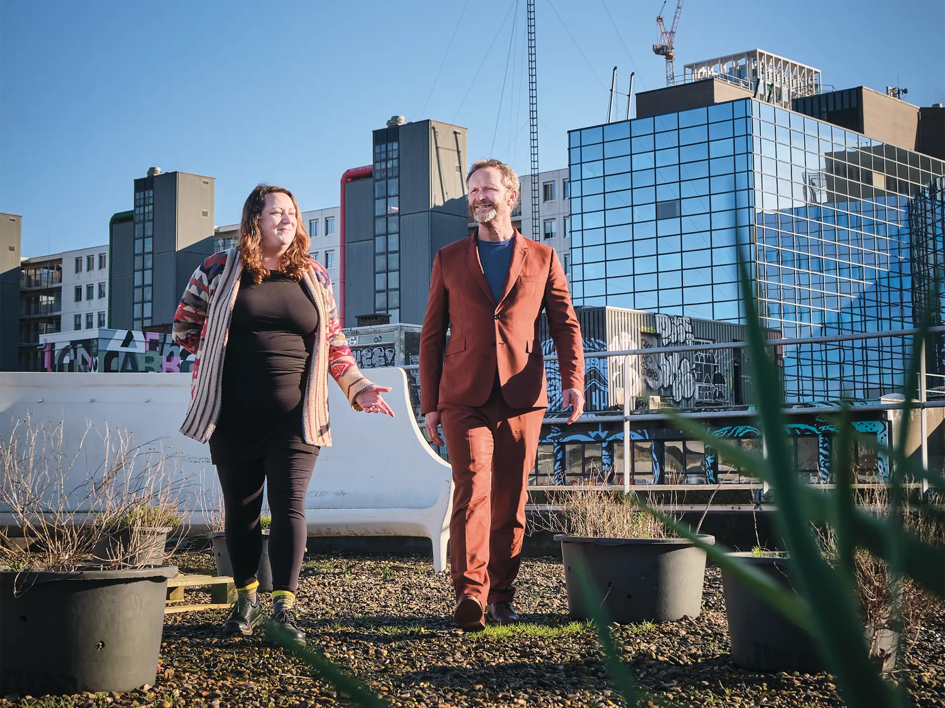 Léon van Geest en Nikki Kamps van de Rotterdamse Dakendagen op een dak in Rotterdam